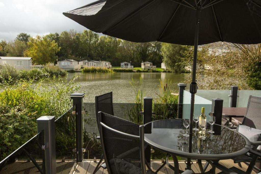Mallard Lake South Cerney Dış mekan fotoğraf