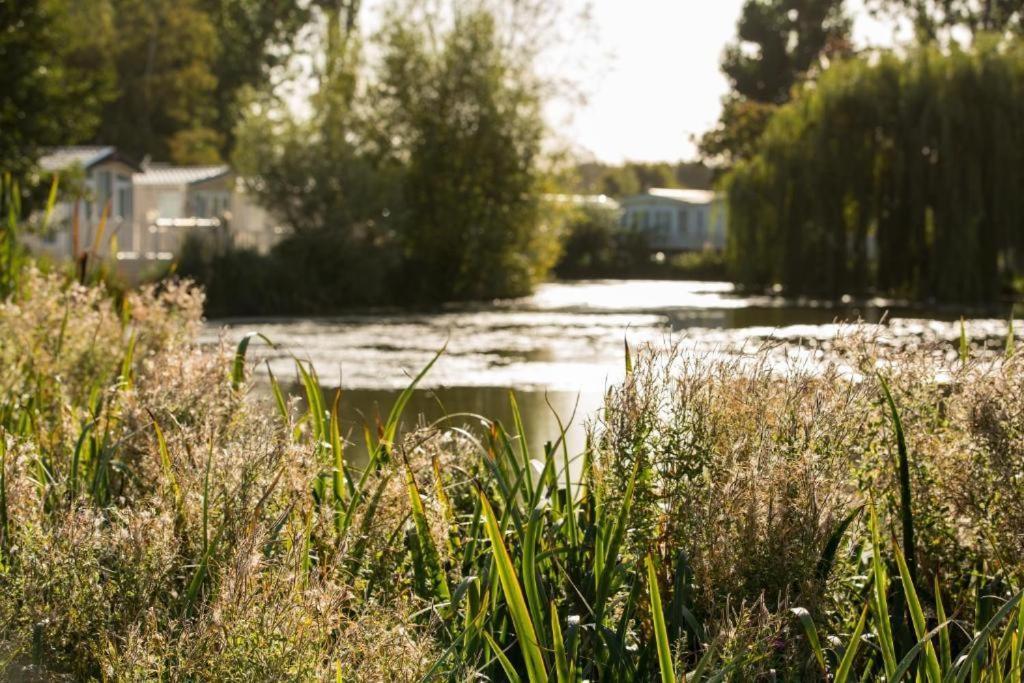 Mallard Lake South Cerney Dış mekan fotoğraf